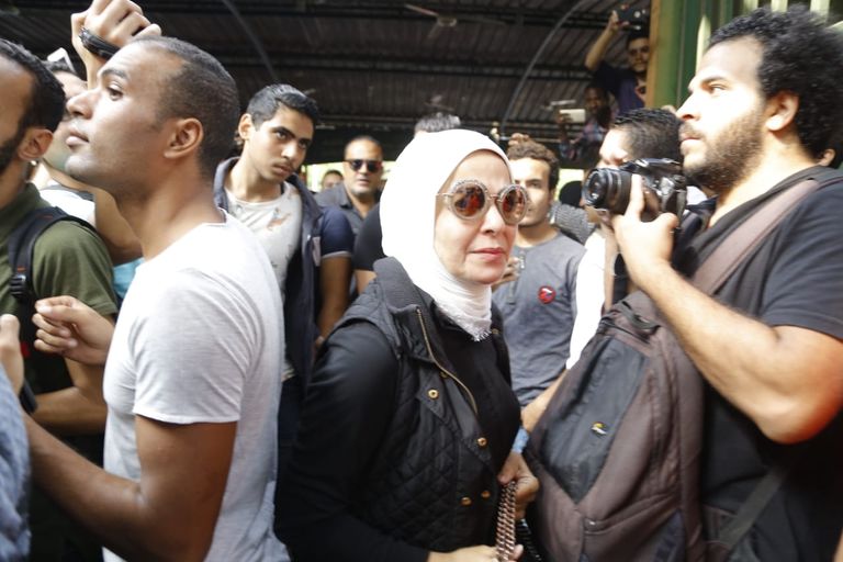 لقاء الخميسي وزوجها في جنازة هيثم أحمد زكي