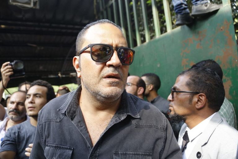 لقاء الخميسي وزوجها في جنازة هيثم أحمد زكي