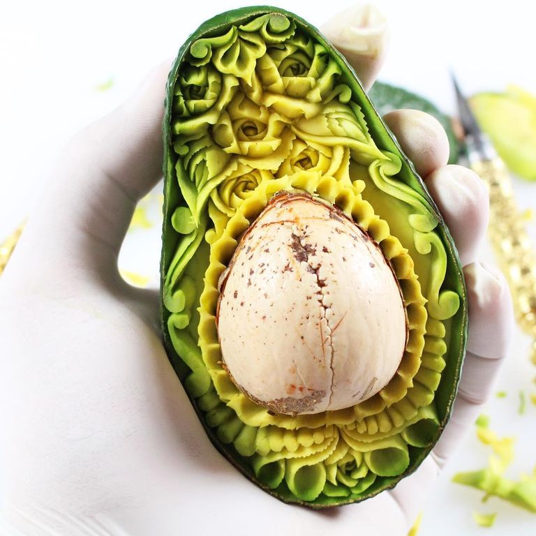 دانييلي باريزي مع بعض من منحوتاته الفنية 