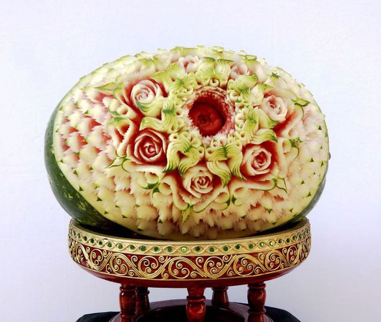 دانييلي باريزي مع بعض من منحوتاته الفنية 