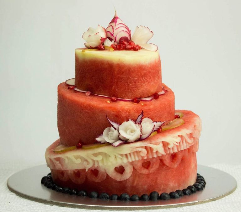 دانييلي باريزي مع بعض من منحوتاته الفنية 