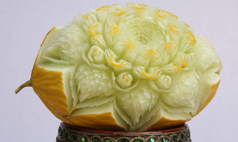 دانييلي باريزي مع بعض من منحوتاته الفنية 