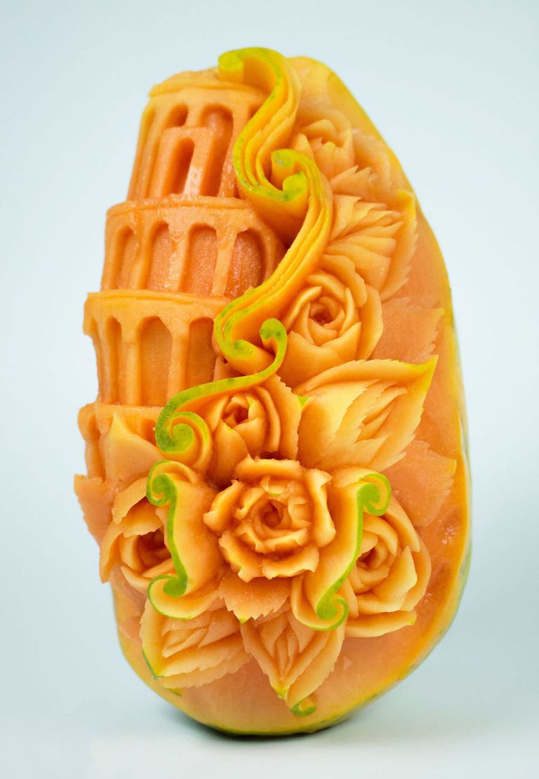 دانييلي باريزي مع بعض من منحوتاته الفنية 