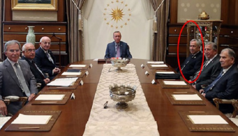بولنت أرينتش خلال اجتماع مع أردوغان