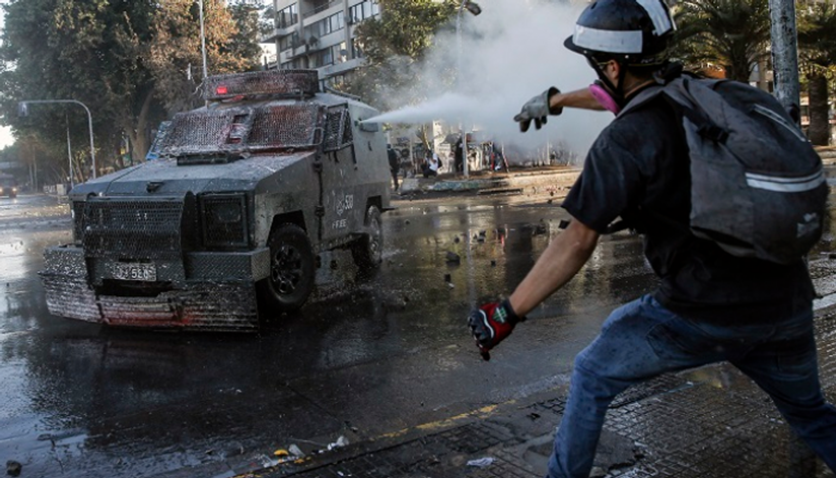 جانب من المصادمات بين الشرطة والمتظاهرين في تشيلي