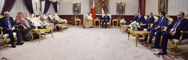الرئيس المصري وملك البحرين خلال جلسة مباحثات رسمية