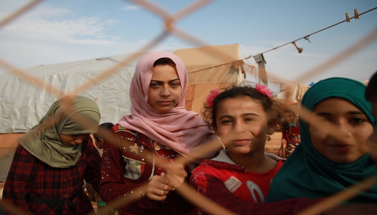 أطفال سوريون مهجرون بالقرب من الحدود التركية – أ.ف.ب