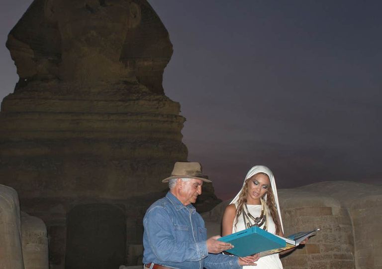 كاتي بيري خلال زيارتها للأهرامات