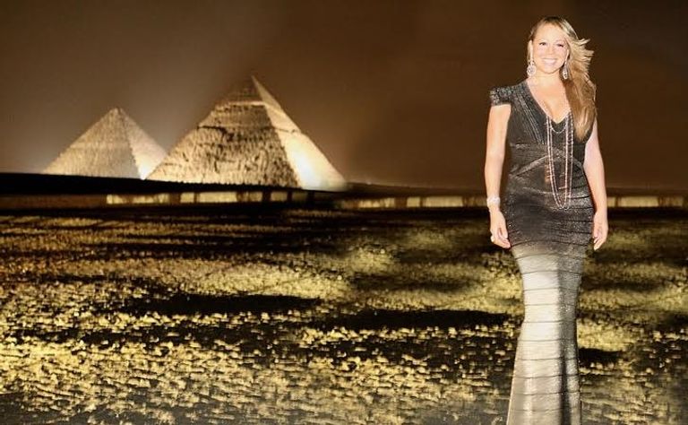 كاتي بيري خلال زيارتها للأهرامات