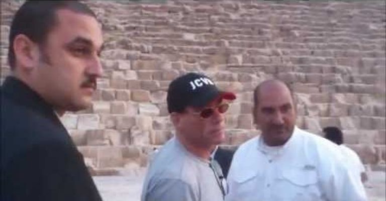 كاتي بيري خلال زيارتها للأهرامات