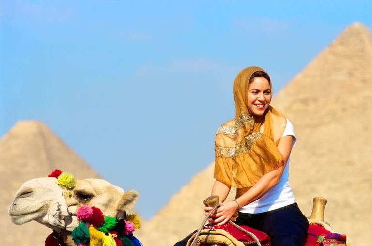 كاتي بيري خلال زيارتها للأهرامات