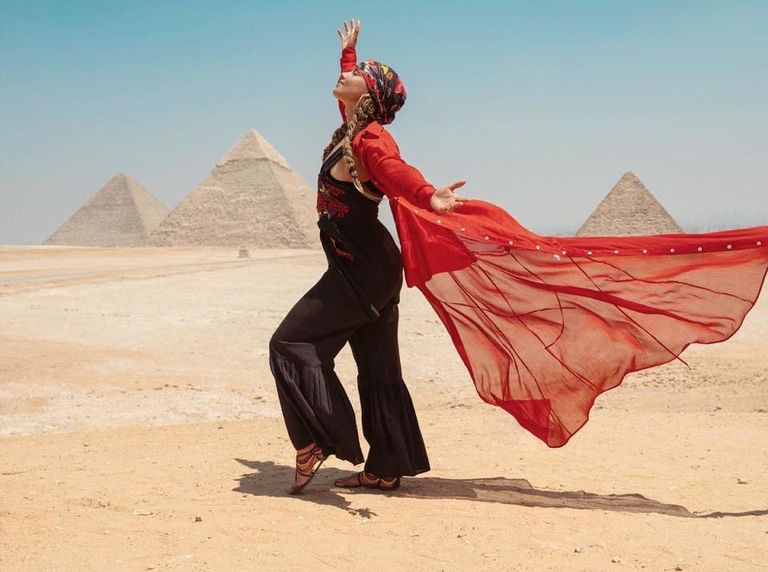 كاتي بيري خلال زيارتها للأهرامات