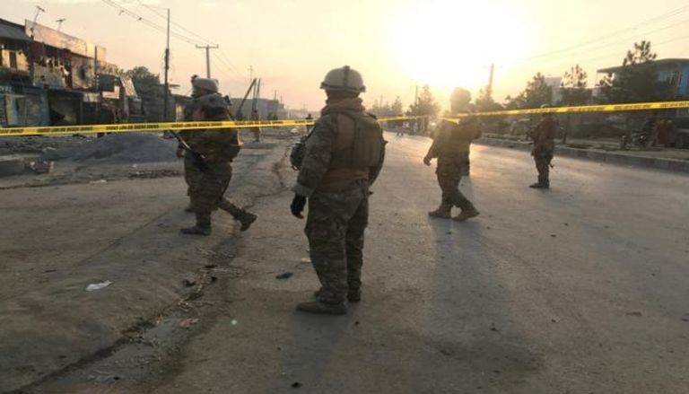 قوات الأمن الأفغانية بمحيط موقع انفجار سابق
