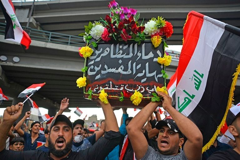 قوات الأمن العراقية تحمل صورة السيستاني