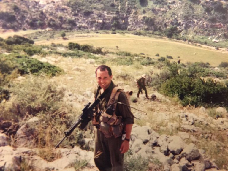 نفتالي بينيت وبنيامين نتنياهو خلال جلسة للكنيست- أرشيفية