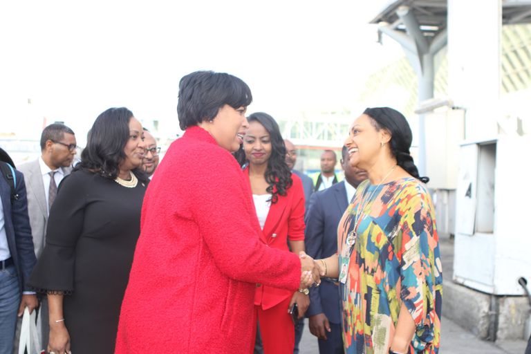 عمدة واشنطن مورييل باوزر وعمدة أديس أبابا تاكلي أوما