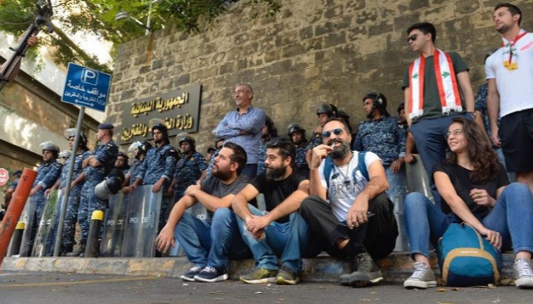 محتجون لبنانيون أمام مقر وزارة الخارجية ببيروت