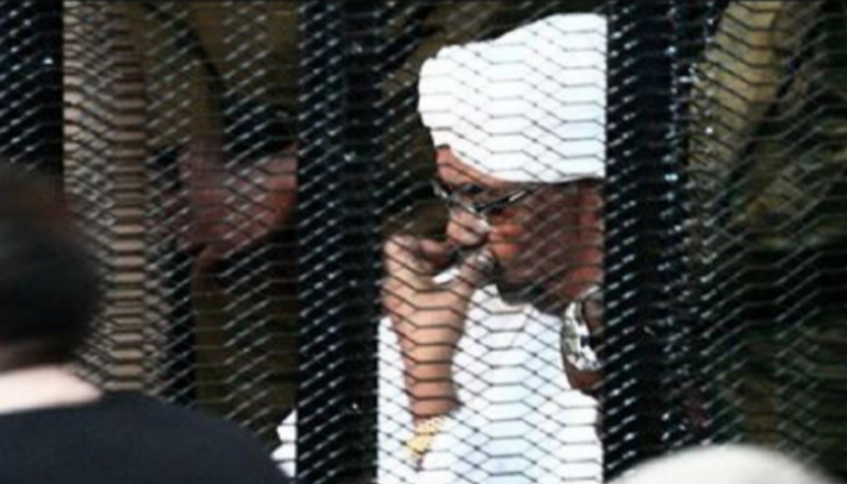 الرئيس السوداني المعزول عمر البشير داخل قفص الاتهام - أرشيفية