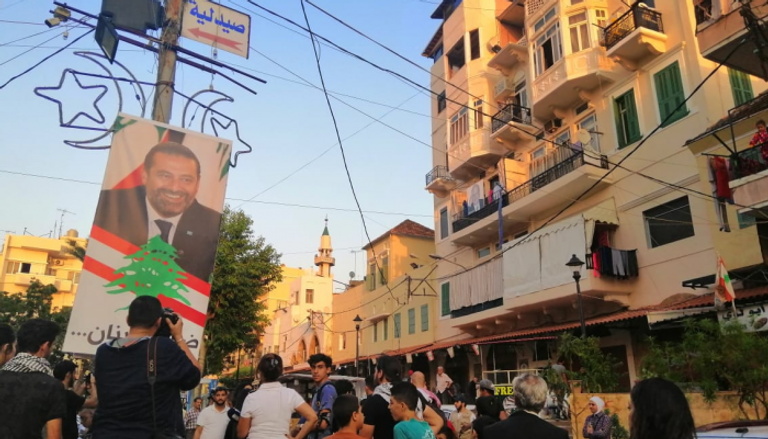 طرابلس تزيل صور الزعماء السياسيين لترتدي العلم