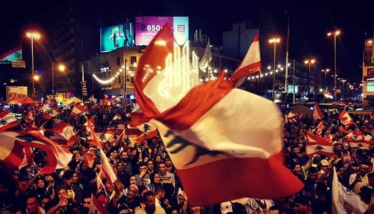 طرابلس تزيل صور الزعماء السياسيين لترتدي العلم