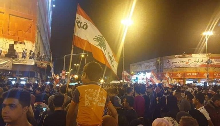 طرابلس تزيل صور الزعماء السياسيين لترتدي العلم