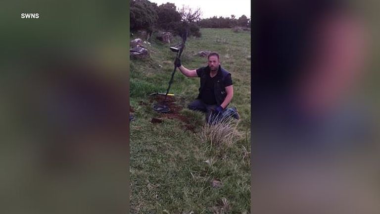 الصديقان رينارد وجوين بعد عثورهما على العملات المعدنية الذهبية