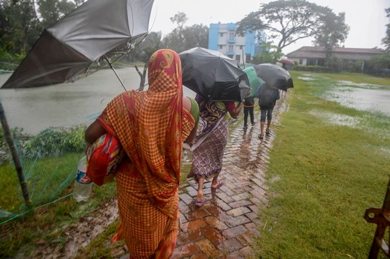 أسرة في طريقها إلى مركز للإيواء