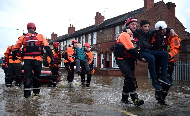 رجال الإطفاء أنقذوا 120 شخصا حوصروا في المنازل والسيارات