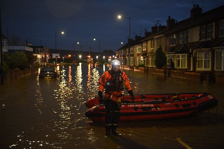 رجال الإطفاء أنقذوا 120 شخصا حوصروا في المنازل والسيارات