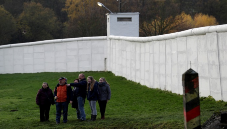 ألمان يحتفلون بذكرى انهيار جدار برلين - رويترز