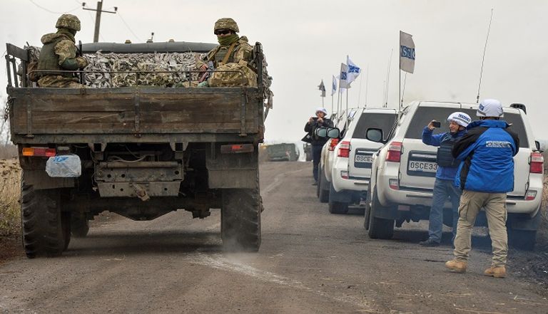 الجيش الأوكراني والانفصاليون ينسحبون من شرقي البلاد - صورة 2