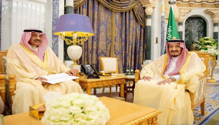   العاهل السعودي يتسلم الرسالة من وزير الخارجية الكويتي