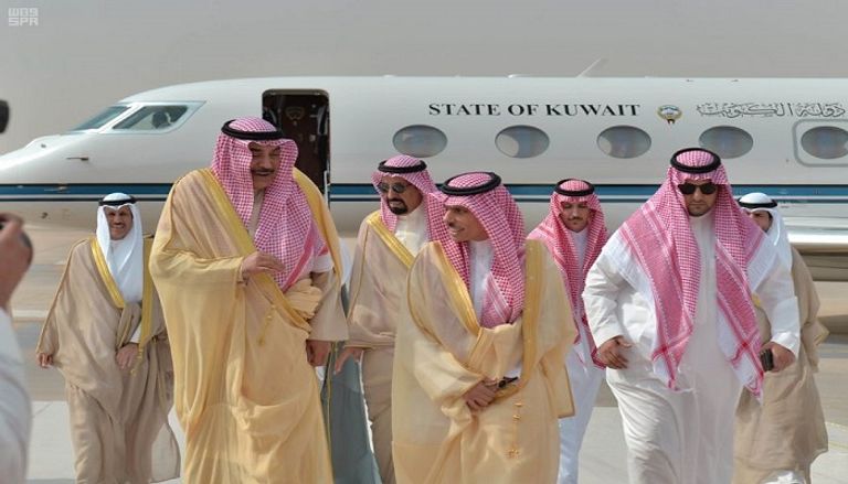 العاهل السعودي يتسلم الرسالة من وزير الخارجية الكويتي