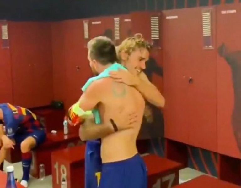 عناق ميسي وجريزمان داخل غرفة الملابس ميسي وجريزمان