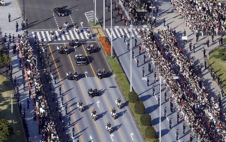 إمبراطور اليابان وزوجته في موكب التتويج