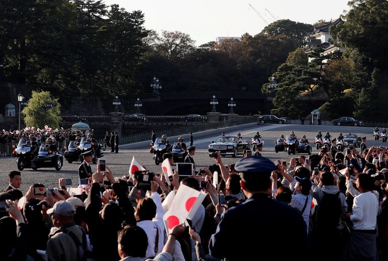 إمبراطور اليابان وزوجته في موكب التتويج