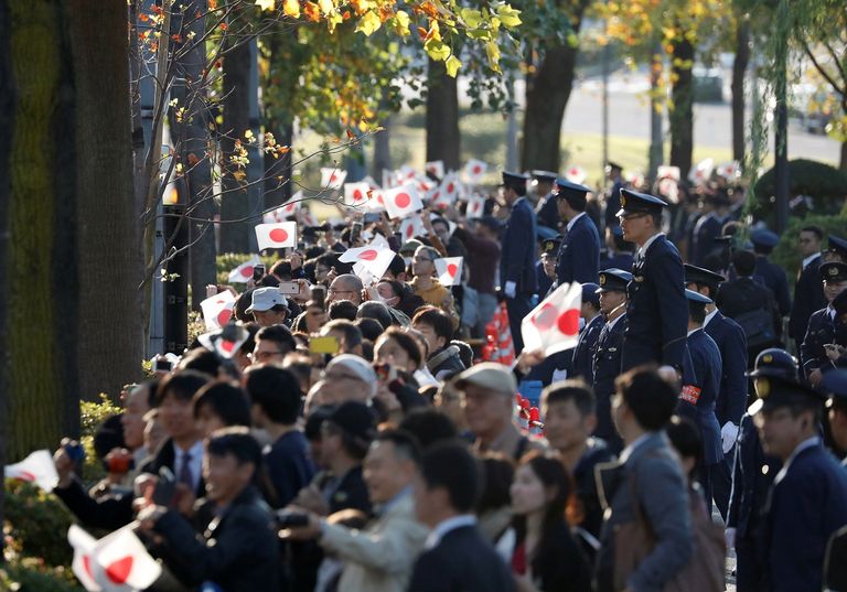 إمبراطور اليابان وزوجته في موكب التتويج
