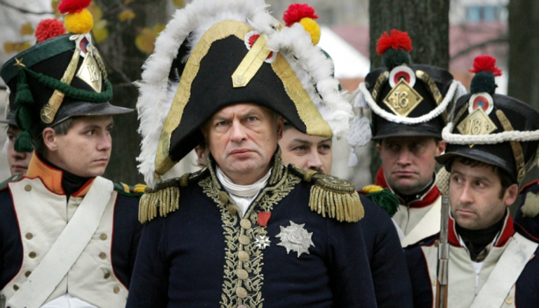 أوليج سوكولوف مرتديا زي نابليون خلال إعادة تمثيل أحداث تاريخية 2005