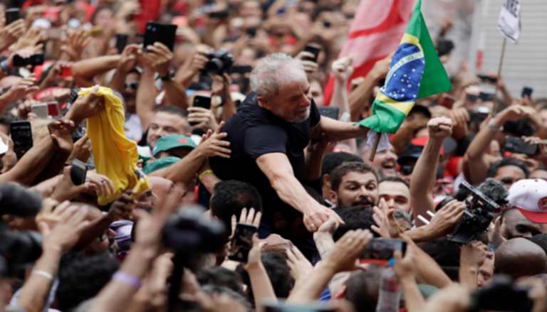 الرئيس البرازيلي الأسبق وسط حشد من مؤيديه