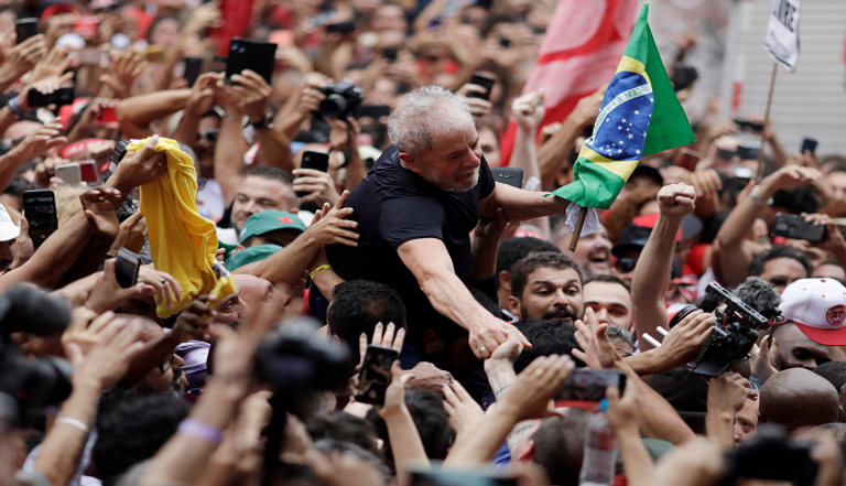 الرئيس البرازيلي الأسبق وسط حشد من مؤيديه