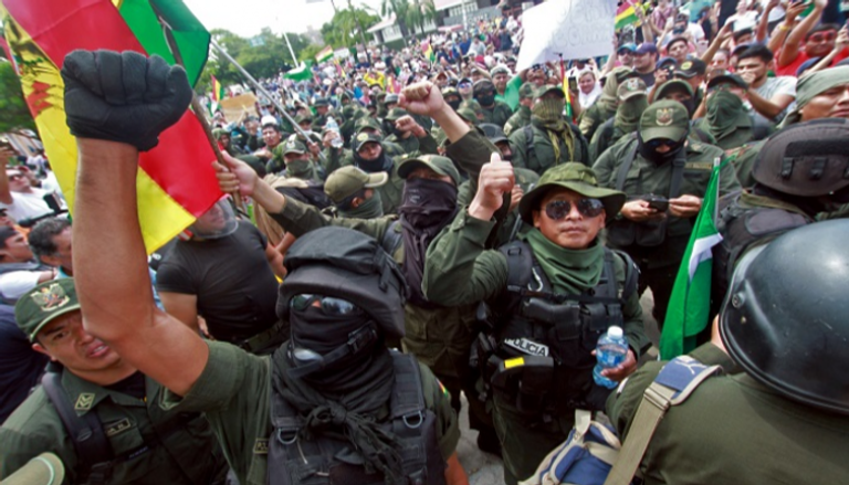 محتجون من الشرطة في بوليفيا ضد إيفو موراليس