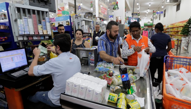 اللبنانيون يتهافتون على التموّن خشيةً من تفاقم الأوضاع الاقتصادية