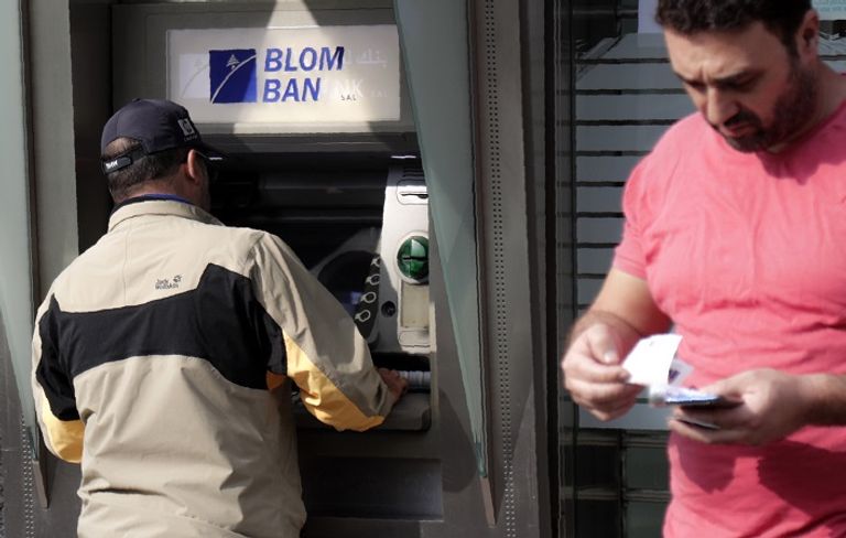 اللبنانيون يتهافتون على التموّن خشيةً من تفاقم الأوضاع الاقتصادية