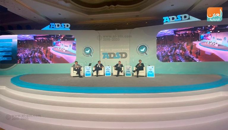  شوكت عزيز خلال مشاركته في ملتقى أبوظبي الاستراتيجي السادس