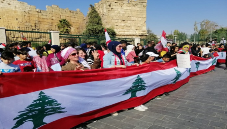 جانب من مسيرة اللبنانيين في قلعة بعلبك