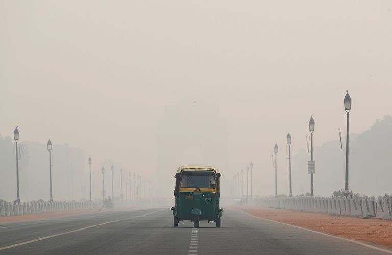 الضباب الدخاني يلف العاصمة الهندية مع تراجع حاد في جودة الهواء