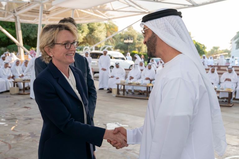 الشيخ محمد بن زايد آل نهيان يستقبل لجنة