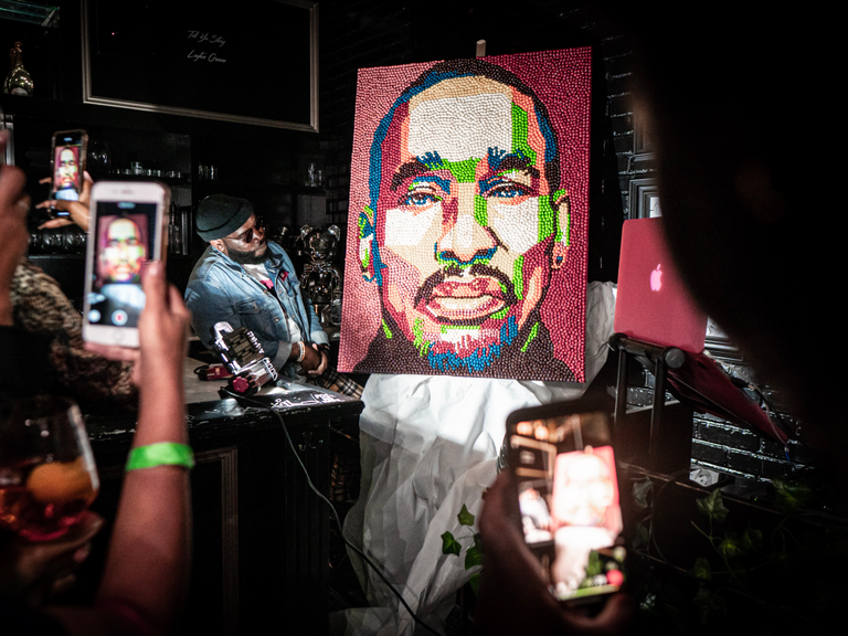 هارولد كوديو مع لوحاته