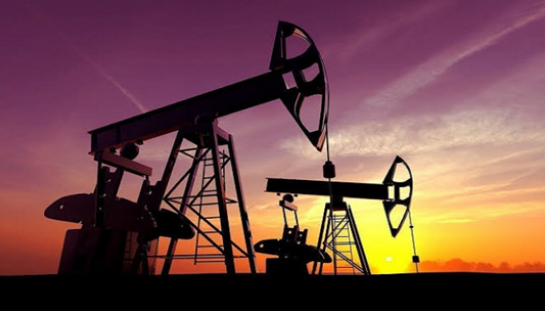 هبوط مخزون الخام الأمريكي يقلل من تراجع أسعار النفط