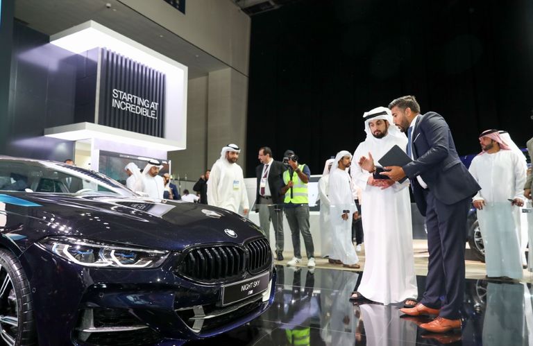 الشيخ أحمد بن محمد بن راشد آل مكتوم خلال جولته بالمعرض